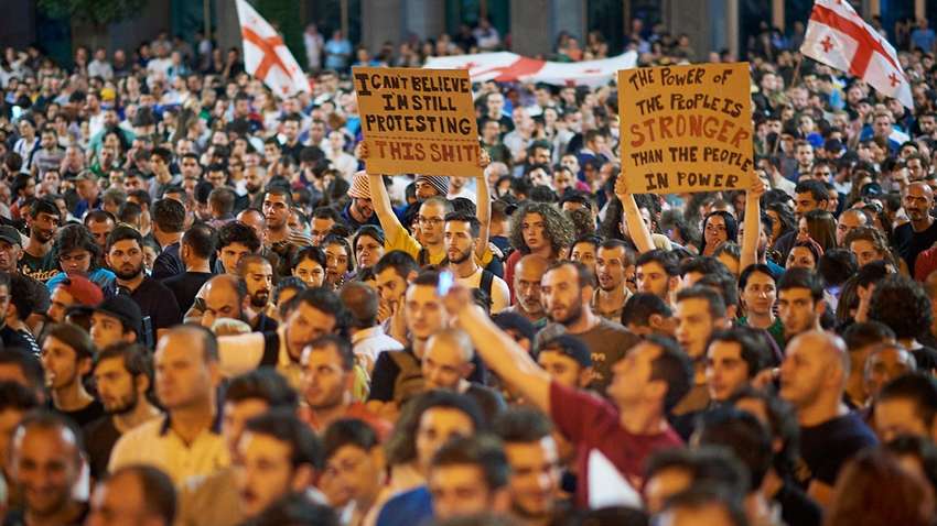 В Тбилиси тысячи людей блокируют парламент с требованием внеочередных выборов