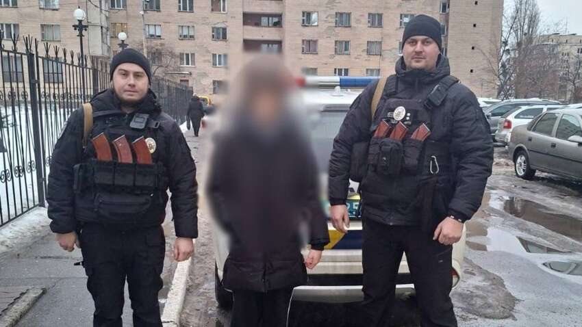 Успели за две минуты: столичные полицейские отговорили парня от рокового шага на трассе