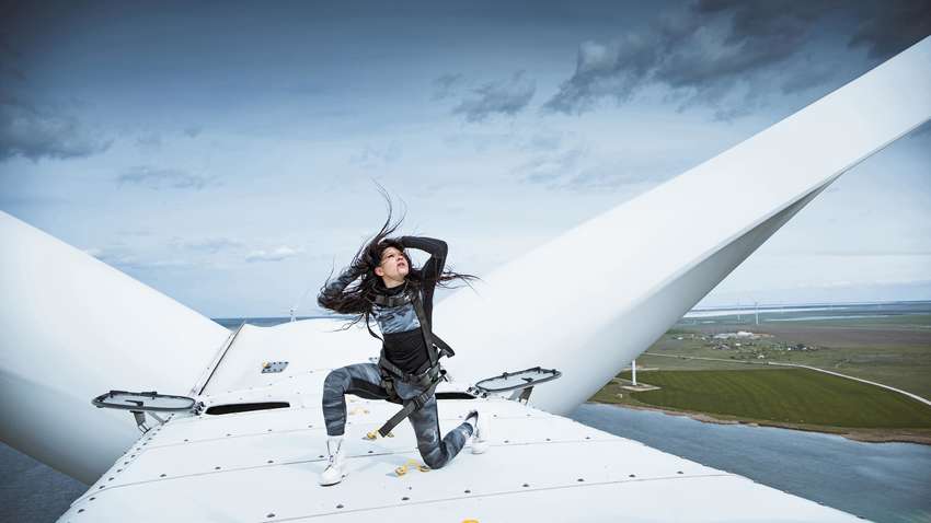 ПРЕМЬЕРА! В новом видео «Ми вітер» Руслана танцует среди облаков на высоте 120 метров (ВИДЕО + ФОТО)