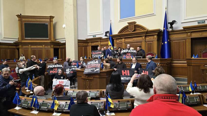 Після запитання Стефанчуку від депутатів Порошенка парламент перестав працювати (ВІДЕО)