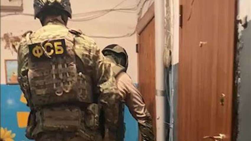 Як окупанти “відбирають” українців на лояльність: фільтрація в Маріуполі