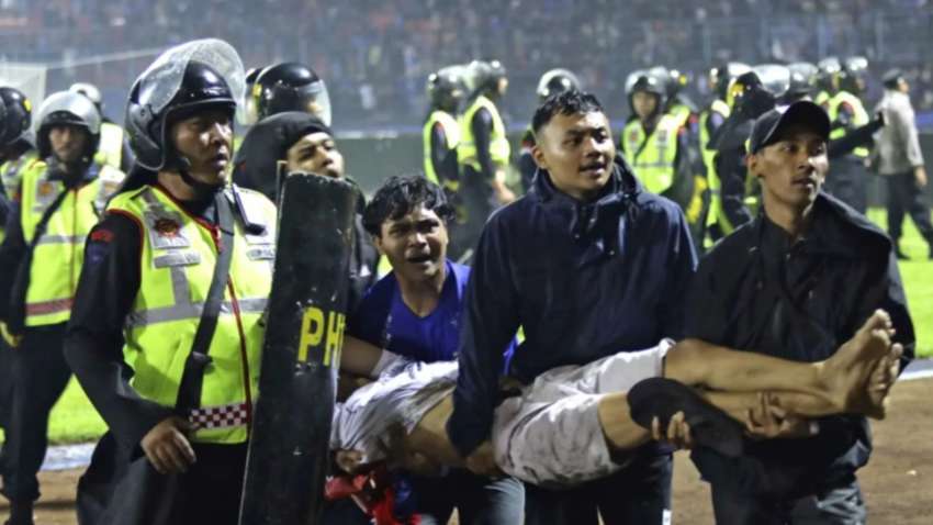 Трагедия в Гвинее: футбольный матч превратился в кровавый хаос с десятками смертей Трагедия в Гвинее: футбольный матч превратился в кровавый хаос с десятками смертей