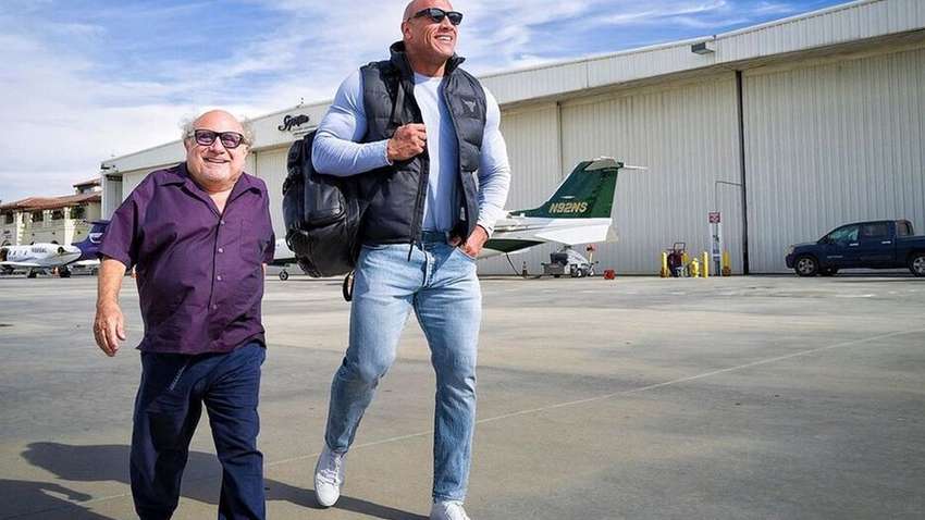 Дуэйн «Скала» Джонсон и Денни ДеВито спели дуэтом на чужой свадьбе