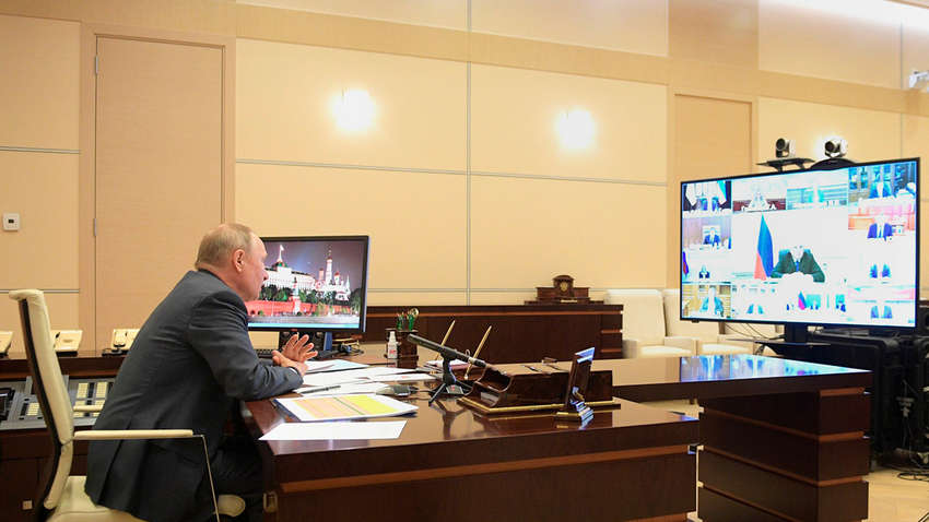 Путин рассказал, благодаря кому Россия еще держится, несмотря на санкции Запада Путин рассказал, благодаря кому Россия еще держится, несмотря на санкции Запада