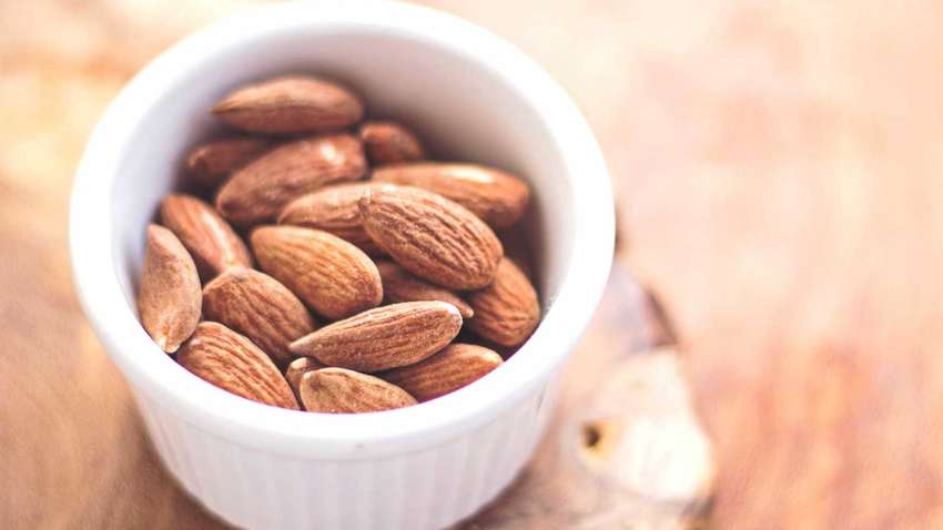 Чому дієтологи радять їсти мигдаль щодня