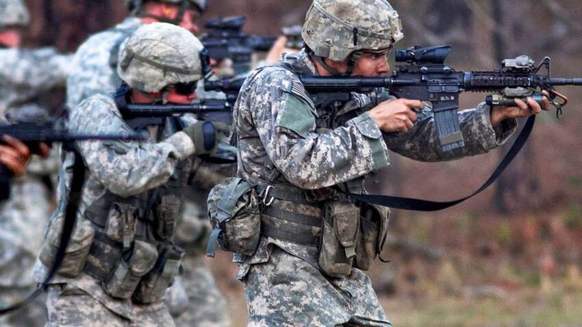 Скандал у полигона: полуобнаженный солдат оказался в доме престарелых Скандал у полигона: полуобнаженный солдат оказался в доме престарелых