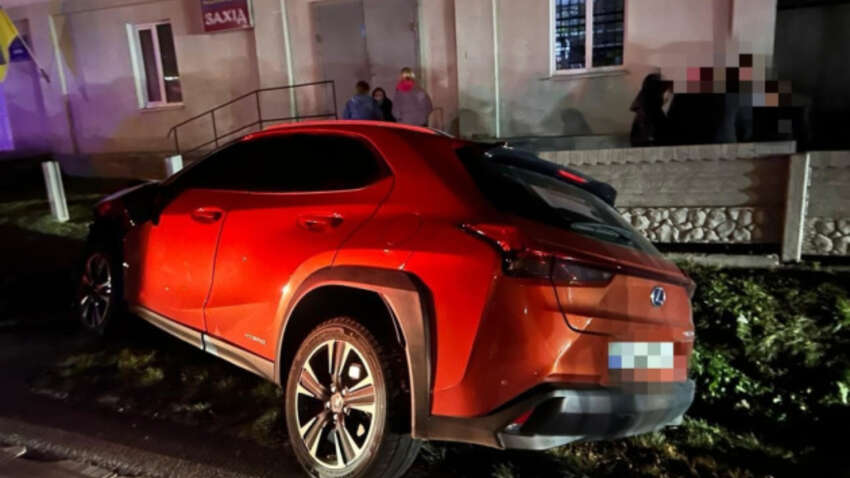 Жахливе ДТП на Івано-Франківщині: суддя на Lexus збила двох людей на переході (ФОТО)