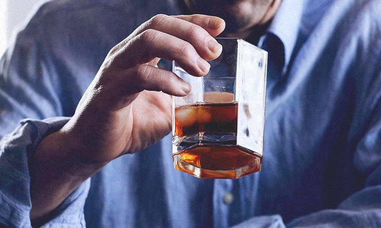 «Переплутали з лікером»: На Львівщині двоє чоловіків ледь не загинули, після вживання антифризу