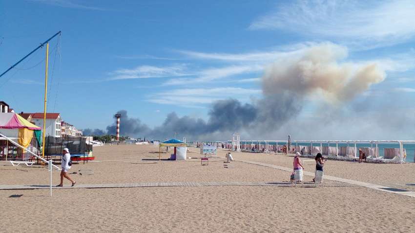 Другий день шалені затори: показали, як люди продовжують тікати з Криму (ВІДЕО)