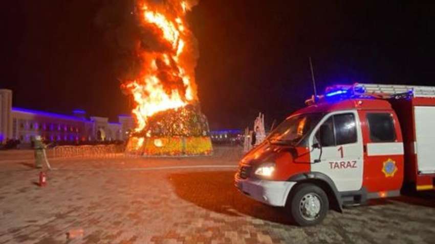 У Казахстані згоріла новорічна ялинка (ВІДЕО)