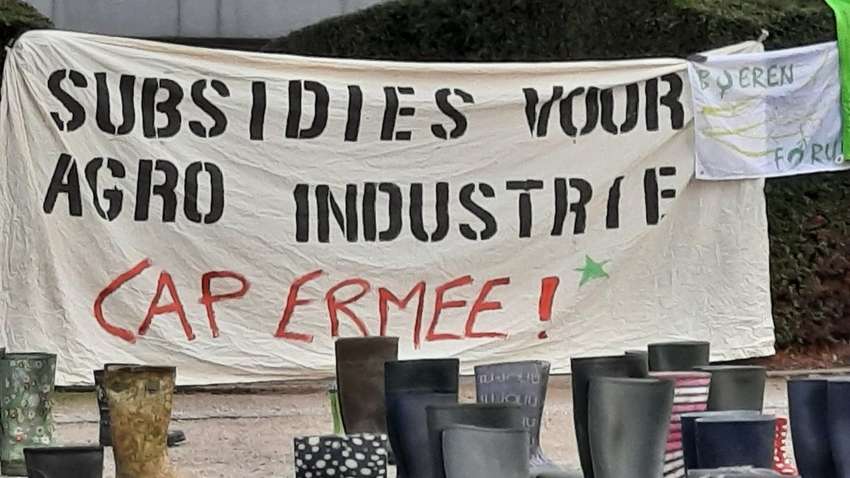 Здание Еврокомиссии обложили грязными сапогами в знак протеста (фото)