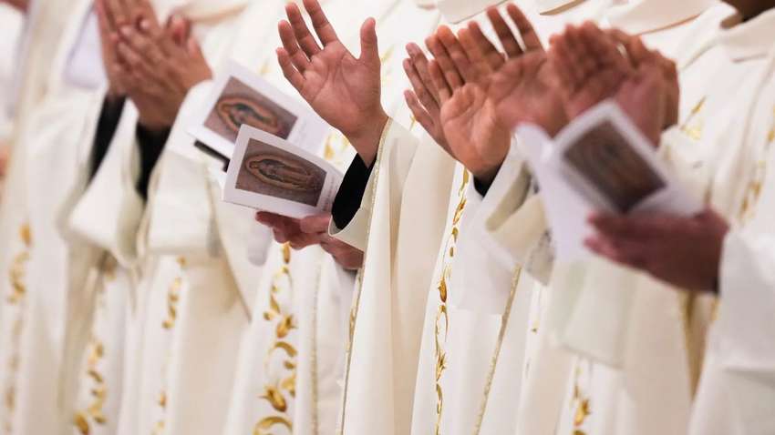 Папа Римский позволил геям становиться священниками, но есть нюанс