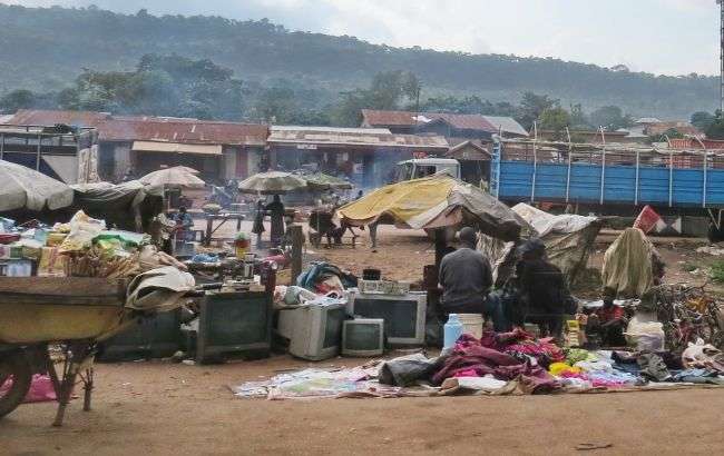 У Нігерії зникли більше 300 дівчаток зі школи після нападу бойовиків У Нігерії зникли більше 300 дівчаток зі школи після нападу бойовиків