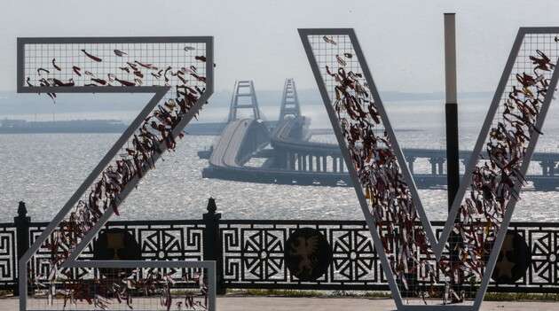 Взрывы и грохот: почему ночью россияне вновь перекрывали Керченский мост