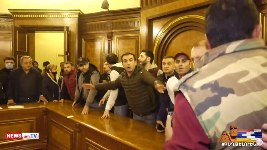 У Вірменії почалися масові протести після перемир'я в Нагірному Карабасі: пряма онлайн-трансляція (ВІДЕО)