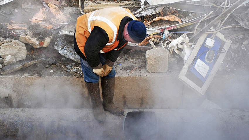 "Открылся портал в ад" - в Харькове серьезная авария на теплотрассе - глубина провала асфальта впечатляет "Открылся портал в ад" - в Харькове серьезная авария на теплотрассе - глубина провала асфальта впечатляет