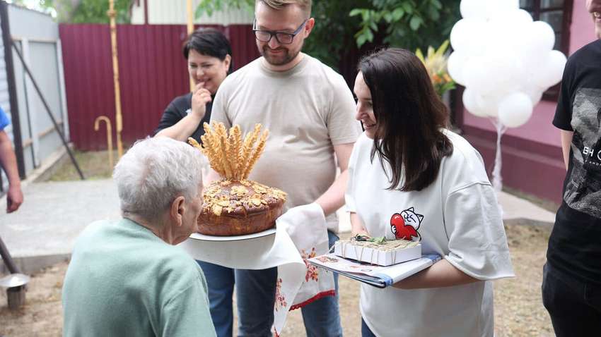 Monobank подарував будинок 98-річній українці, яка втекла з окупації