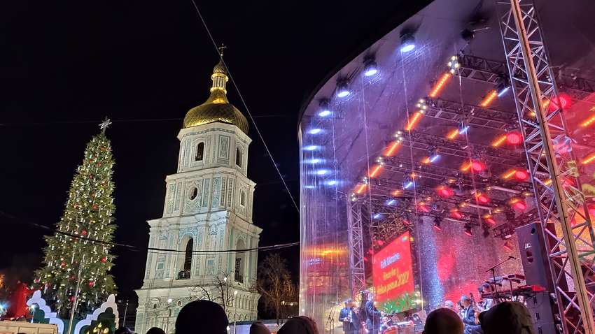 В Киеве зажглись огни на главной новогодней елке Украины, - ВИДЕОФАКТ