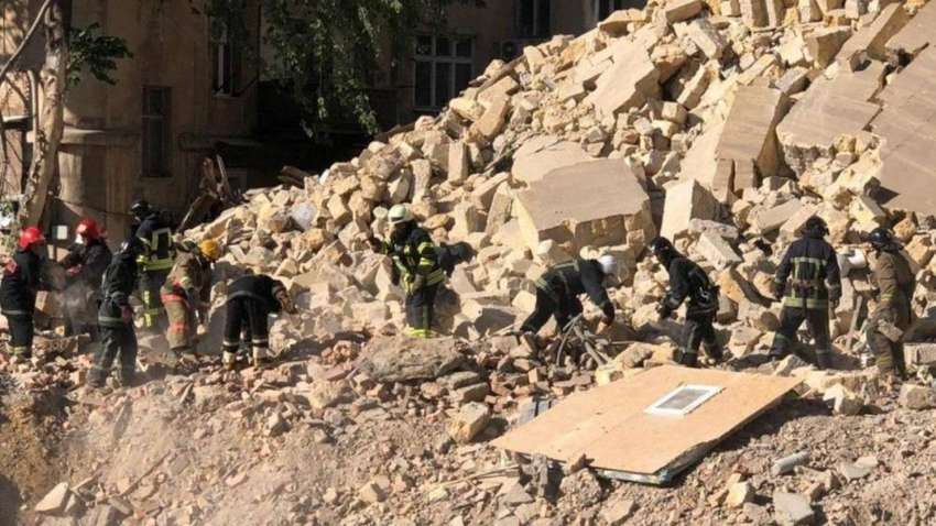 Обвал будинку в Одесі: рятувальники демонтують стіну