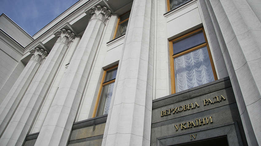 Видеофакт: нардепы массово нарушают ПДД возле Рады