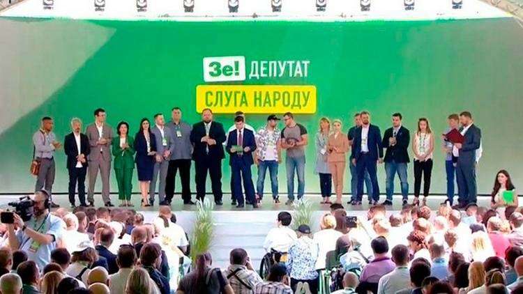 «Зе!мимикрия»: как и зачем кандидаты в депутаты прикидываются «слугами народа»