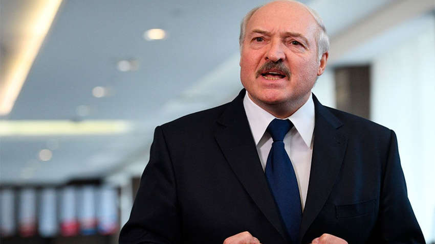 Лукашенко полетів: в Мінську протестувальники запустили неугодного народу президента у вигляді Олімпійського ведмедика