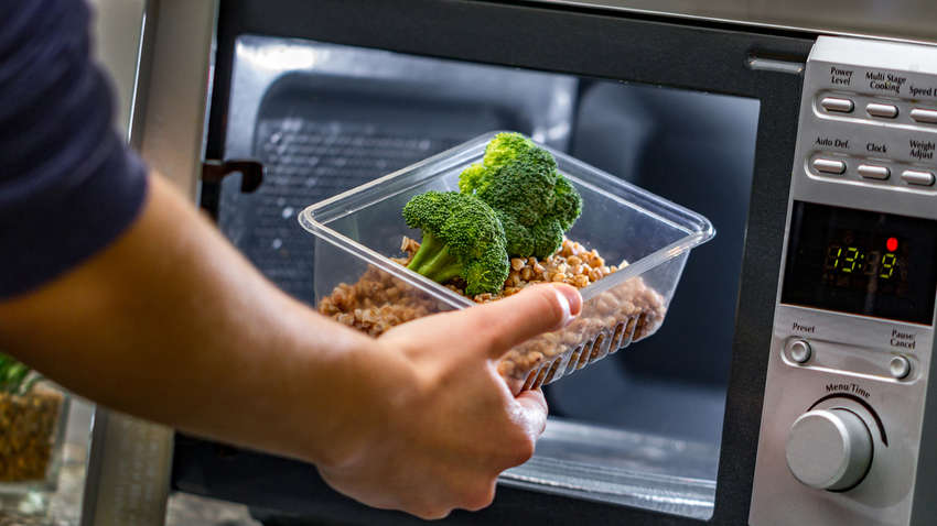 Какие продукты нельзя разогревать в микроволновке Какие продукты нельзя разогревать в микроволновке