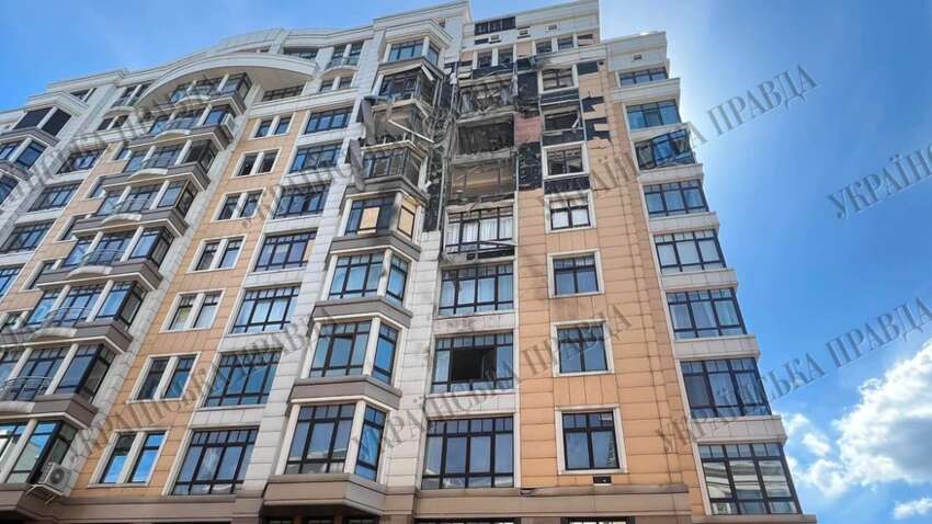 Удар РФ по Киеву повредил элитный дом с квартирами Зеленского и Миндича (ФОТО)