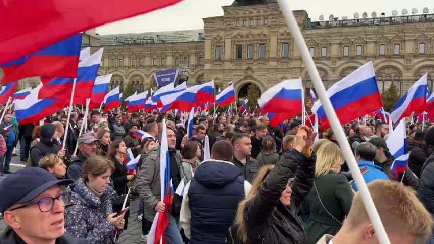 Путин отфестивалил на Красной площади в куртке за почти полмиллиона рублей Путин отфестивалил на Красной площади в куртке за почти полмиллиона рублей