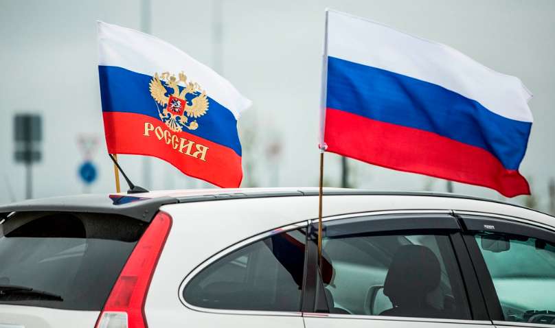 Россияне размахивали флагом РФ в Эстонии: они получили наказание