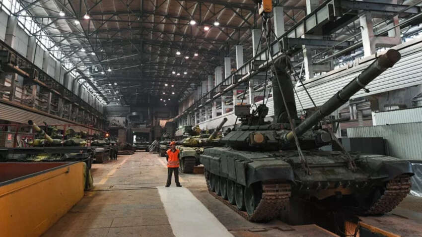 Военная машина буксует, но не рушится: на Западе оценили запас прочности экономики России