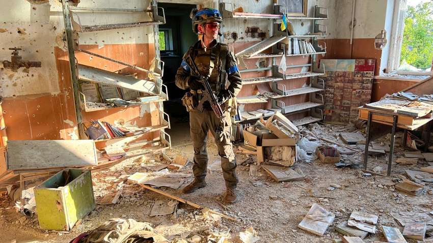 СМИ опубликовали фото из библиотеки освобожденного украинского села