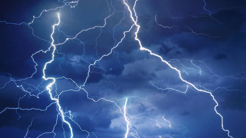 Штормовое предупреждение в Украине: несколько областей накроют молнии