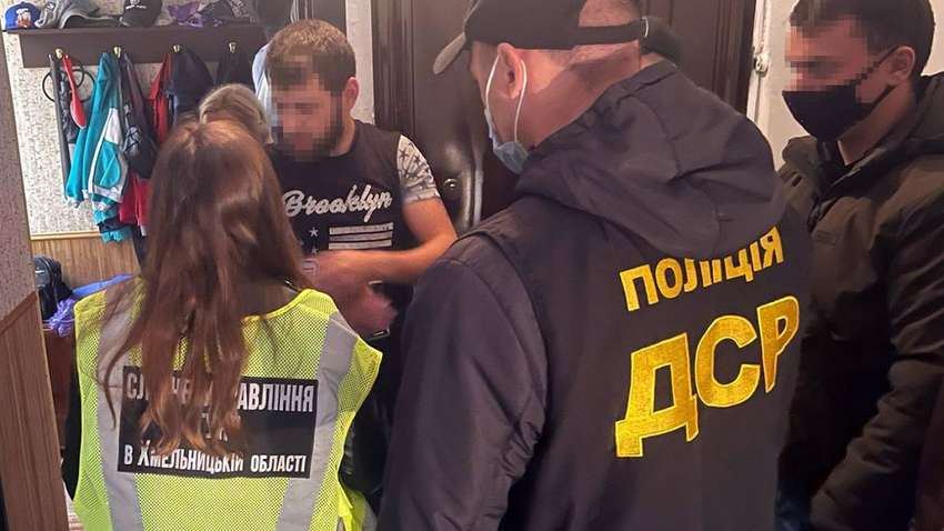 В Хмельницкой области неизвестные повредили авто родственника полицейского за "долги" В Хмельницкой области неизвестные повредили авто родственника полицейского за "долги"