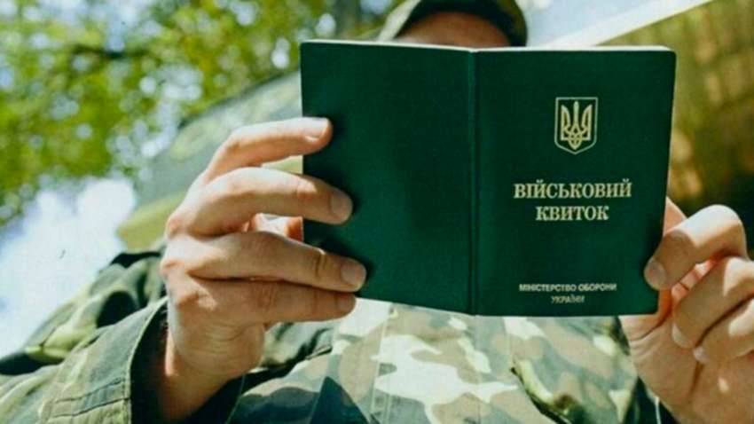 У ТЦК заявили, що 16-річні школярі мають приїхати в Україну та стати на військовий облік: які для них загрози