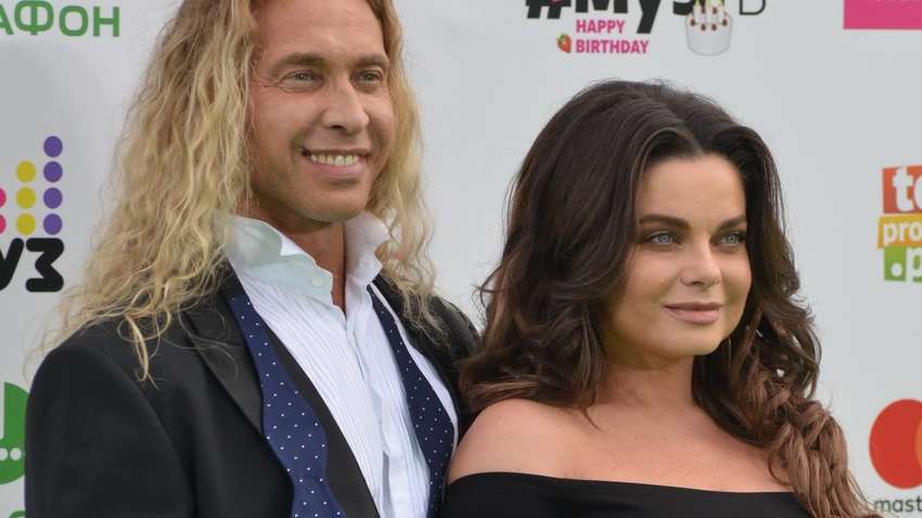 Лечение не помогает: бывшая певица из Украины показала своего мужа-стриптизера в неадекватности