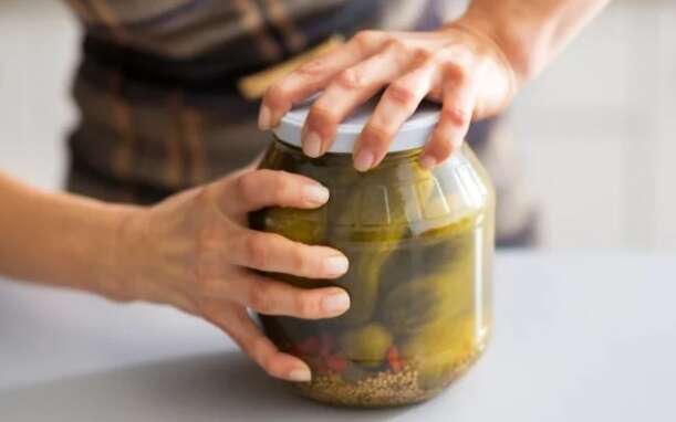 Як легко відкрити банку, яка ніяк не піддається Як легко відкрити банку, яка ніяк не піддається