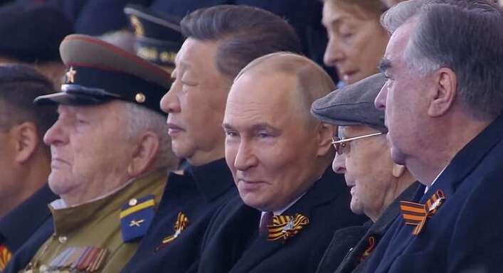 Путин "поиздевался" над Лукашенко и Пашиняном на параде в Москве Путин "поиздевался" над Лукашенко и Пашиняном на параде в Москве