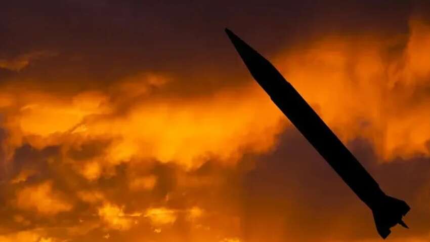 Росія вдарила балістикою по Києву в День Конституції: спалахнули пожежі, є постраждалі