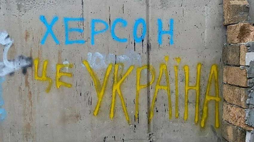 Майже не виходять з машини: у Херсоні окупанти бояться ходити вулицями через партизанів Майже не виходять з машини: у Херсоні окупанти бояться ходити вулицями через партизанів