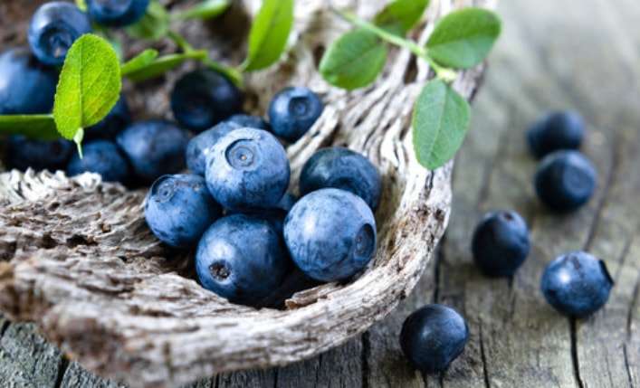 Вчені розповіли, яка ягода найефективніше бореться з жировими клітинами