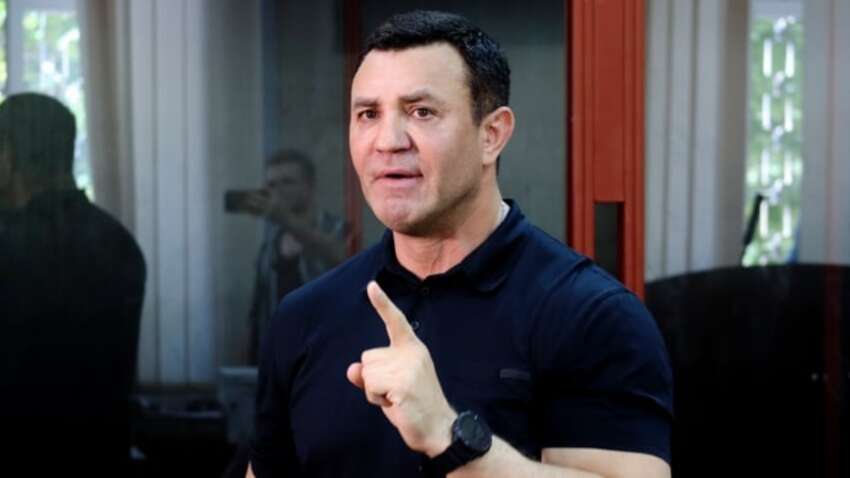 Тищенко со слезами подарил женщине кравчучку - украинцы обвинили депутата в показухе (ВИДЕО) Тищенко со слезами подарил женщине кравчучку - украинцы обвинили депутата в показухе (ВИДЕО)