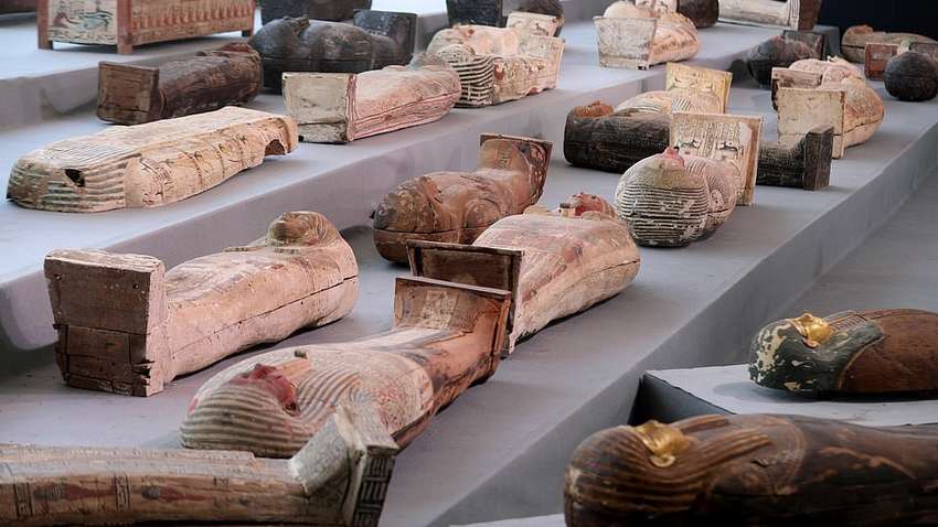 В Египте обнаружили сто древнейших саркофагов и золото В Египте обнаружили сто древнейших саркофагов и золото