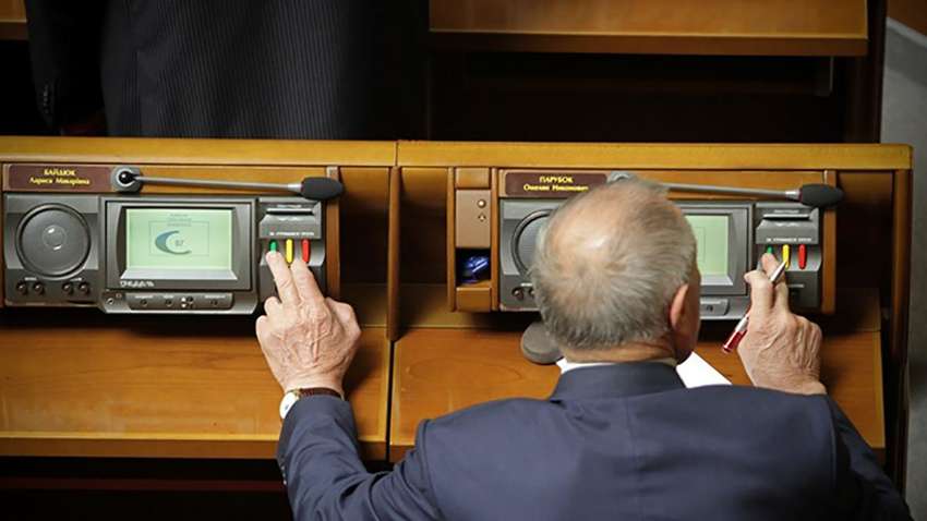 Зеленський схвалив уголовну відповідальність депутатів за кнопкодавство