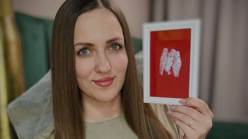 Скандальна українська блогерка намалювала картину несподіваною частиною тіла (ФОТО)