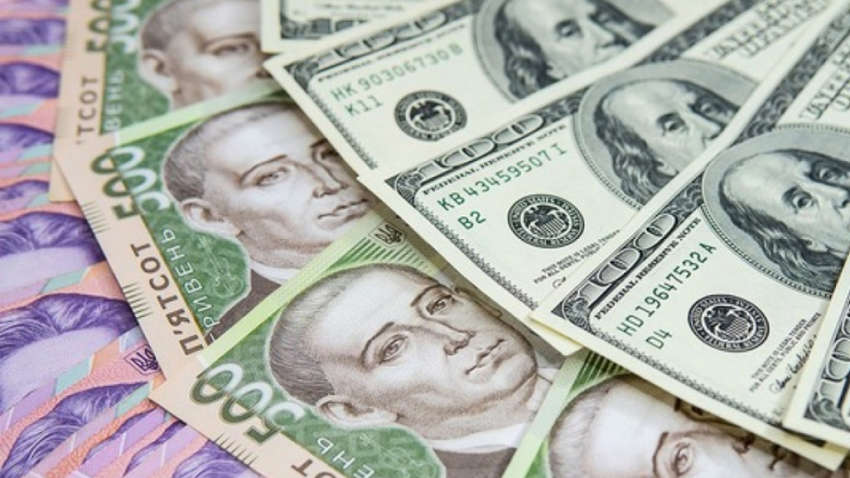 Долар в Україні стрімко дешевшає: НБУ встановив курс валют на 8 квітня