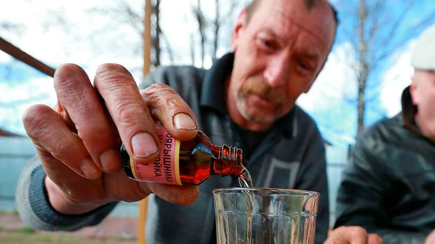 В Україні набирає обертів "аптечний" алкоголізм - медики б'ють на сполох
