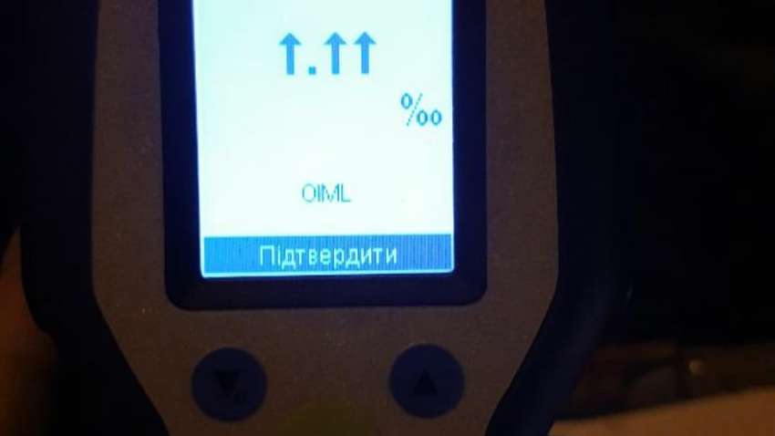 Мертвецки пьян: под Киевом при проведении полицейскими алкотеста мотоциклисту, драгер зашкалило Мертвецки пьян: под Киевом при проведении полицейскими алкотеста мотоциклисту, драгер зашкалило