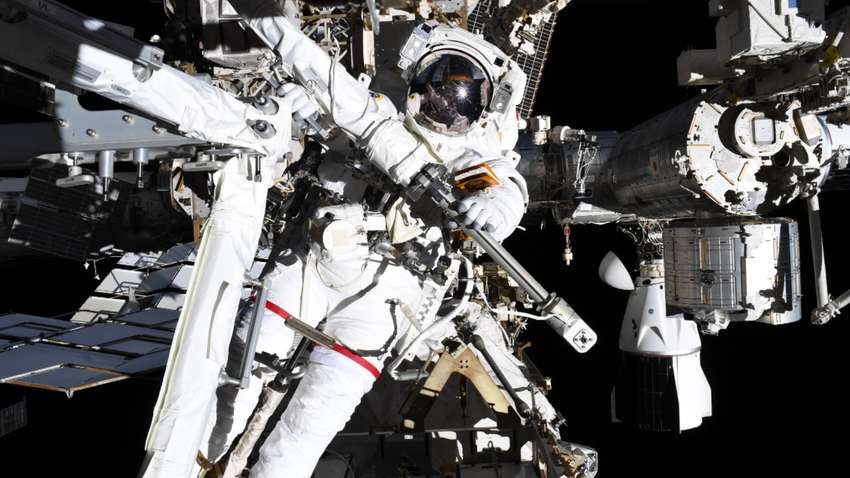 Астронавти на МКС вийшли у відкритих космос на сім годин (ФОТО) Астронавти на МКС вийшли у відкритих космос на сім годин (ФОТО)