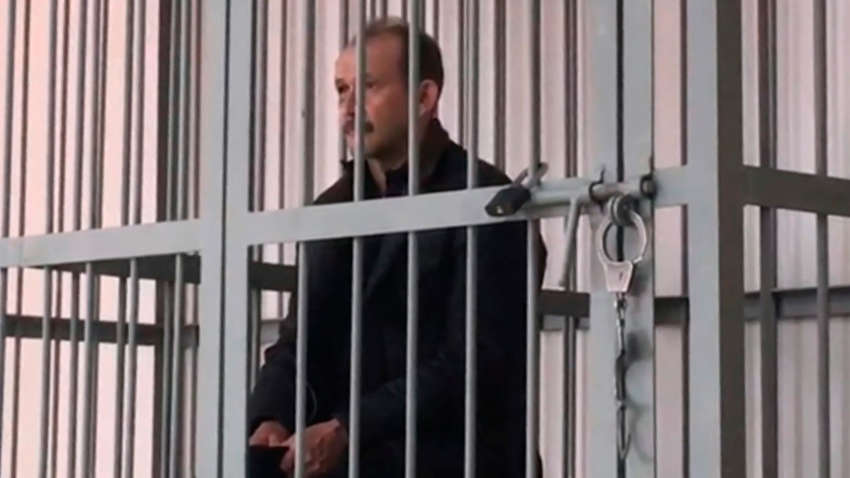 Видеофакт: в России чиновник-коррупционер пытался съесть вещдок и подавился 